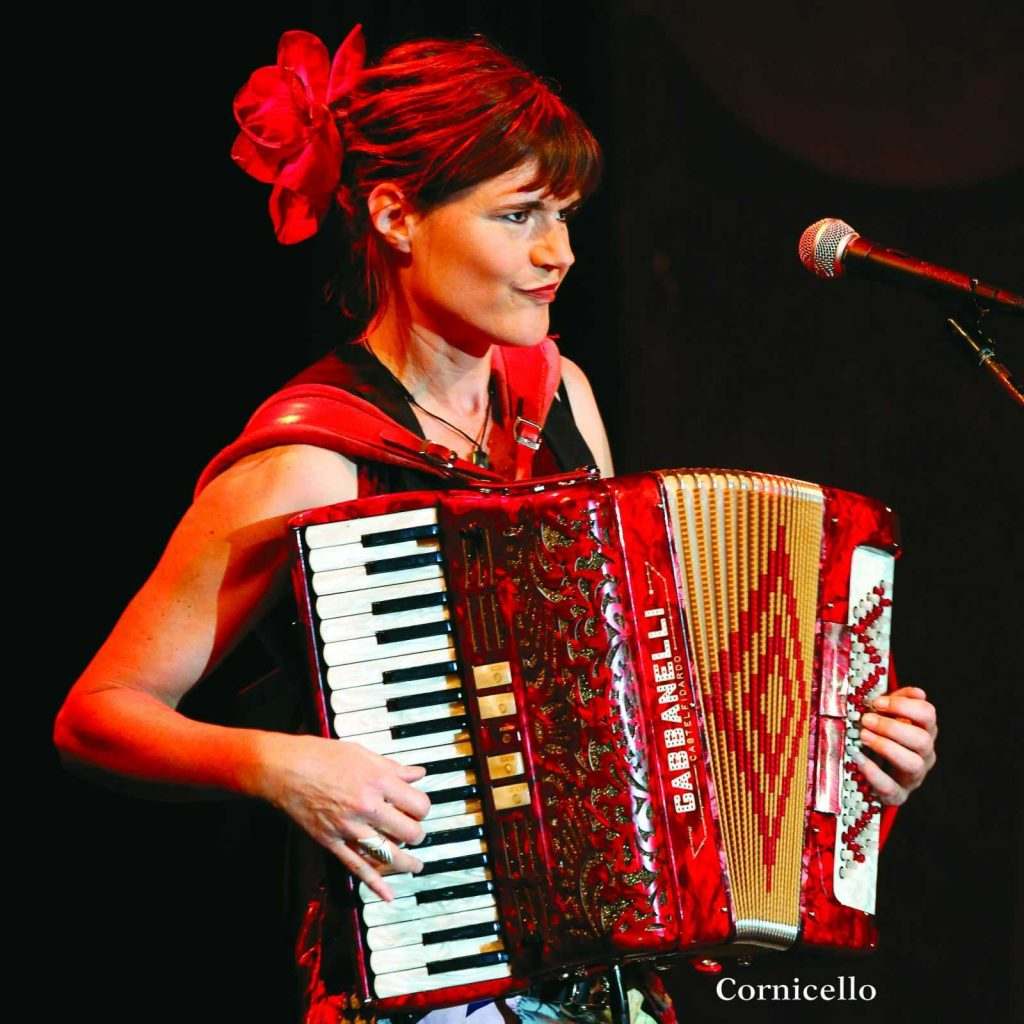 Jetty Swart performing with an accordion